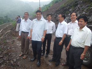 Đồng chí Hoàng Việt Cường, Bí thư Tỉnh ủy thăm Dự án Thủy điện Suối Tráng, xã Bắc Phong.